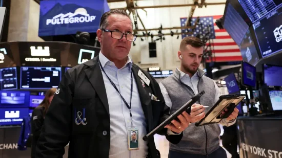 汇发网 午盘：三大股指悉数转跌 道指下跌260点